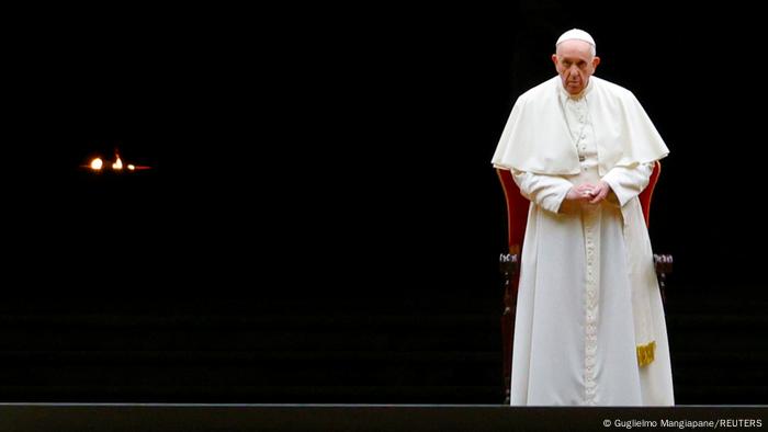 Papst Franziskus schmiss Kardinal Becciu 2020 aus dem Staatssekretariat und entzog diesem die Finanzhoheit Papst Franziskus schmiss Kardinal Becciu 2020 aus dem Staatssekretariat und entzog diesem die Finanzhoheit