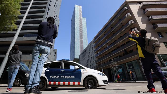 España Barcelona |  Un coche de policía delante de los visitantes y del Melia Barcelona Ski Hotel
