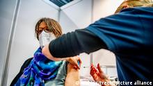 HOUTEN - Vulnerable elderly people are vaccinated with the astraZenica vaccine and the BioNTech / Pfizer vaccine against the corona virus at the Expo in Houten. It is very quiet at the location because the astraZenica vaccine was temporarily stopped. Robin Utrecht netherlands
