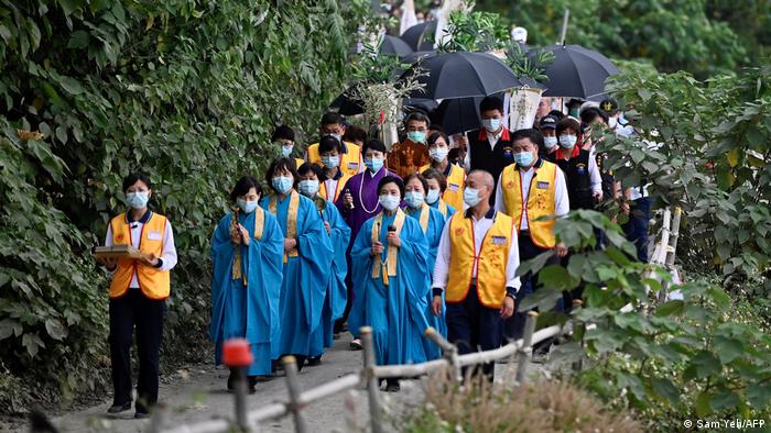 Familiares de las víctimas rezan en el lugar del accidente (03.04.2021)