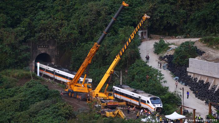 Rescatistas trabajan en el lugar del accidente (03.04.2021)