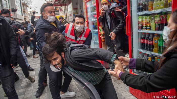 Türkei Istanbul | Auseinandersetzungen mit der Polizei während Studentenprotesten