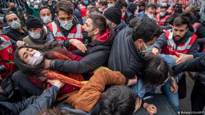 Türkei Istanbul | Auseinandersetzungen mit der Polizei während Studentenprotesten