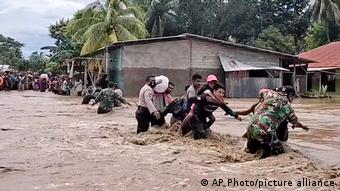 Indonesien Überschwemmungen und Erdrutsche nach heftigen Regenfällen