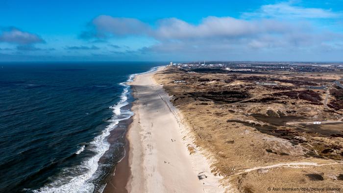 Les sables de Sylt avec l'océan sur le côté gauche de l'image.