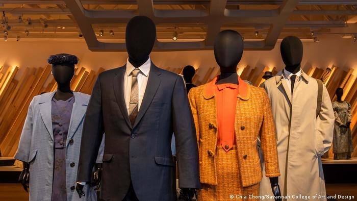In the US, four black mannequins reflecting the fashion of the 1960s are dressed in films from Selma. 