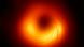 La nueva imagen del agujero negro Messier 87 que muestra, por primera vez, su aspecto en luz polarizada. Las líneas marcan la orientación de la polarización, que está relacionada con el campo magnético alrededor de la sombra del agujero negro. La nueva imagen del agujero negro Messier 87 que muestra, por primera vez, su aspecto en luz polarizada. Las líneas marcan la orientación de la polarización, que está relacionada con el campo magnético alrededor de la sombra del agujero negro.