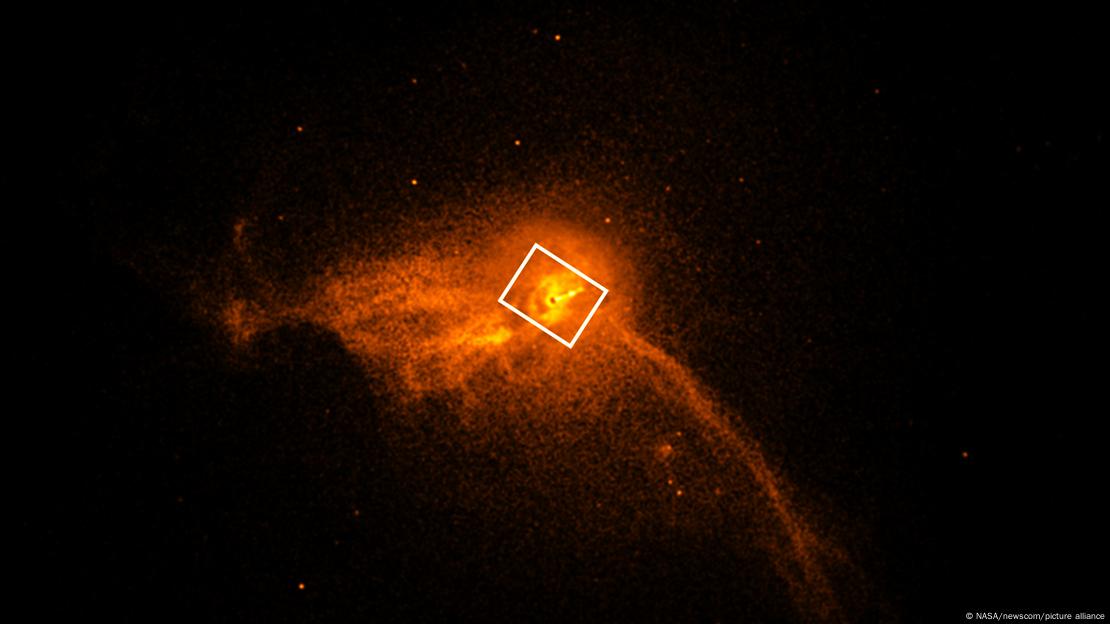 Un anillo brillante formado al curvarse la luz en la intensa gravedad que rodea a un agujero negro 6.500 millones de veces más masivo que el Sol. Un anillo brillante formado al curvarse la luz en la intensa gravedad que rodea a un agujero negro 6.500 millones de veces más masivo que el Sol.