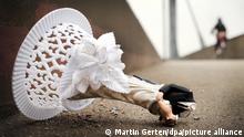 ARCHIV - Der Rest einer Hochzeitsdekoration liegt am 21.02.2013 auf einer Brücke über den Rhein in Düsseldorf (Nordrhein-Westfalen). Das Landesamt für Statistik gibt am Dienstag Zahlen zu Ehescheidungen im Jahr 2014 bekannt. (zu dpa «Scheidung in Frankreich nun auch ohne Richter möglich» vom 01.01.2017) Foto: Martin Gerten/dpa +++ dpa-Bildfunk +++