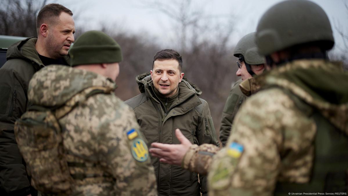 Президент Украины Зеленский посетил передовую в Донбассе – DW – 08.04.2021