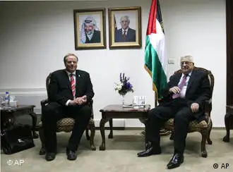 德国发展援助部长尼贝尔（左）与巴勒斯坦总统阿巴斯举行会谈