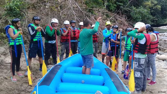 Remando por la Paz - Rafting en Colombia: participantes del proyecto, junto a una balsa.