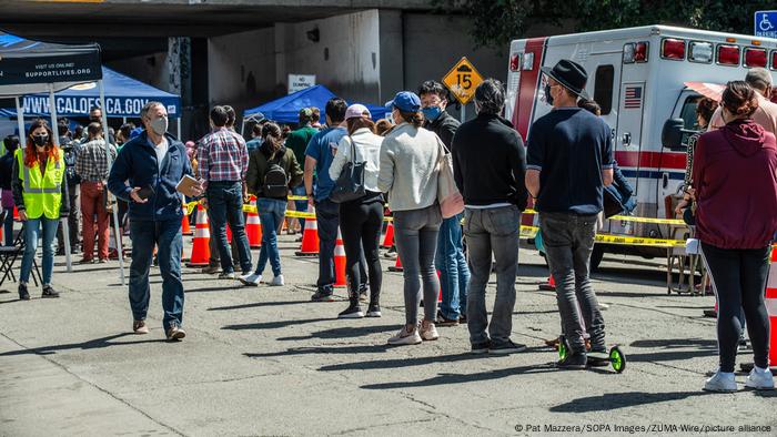 Fila para vacinação em Oakland, nos Estados Unidos