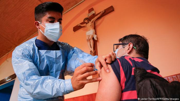 La velocidad de vacunación no asegura el control de la pandemia, como se ha visto en el caso de Chile.