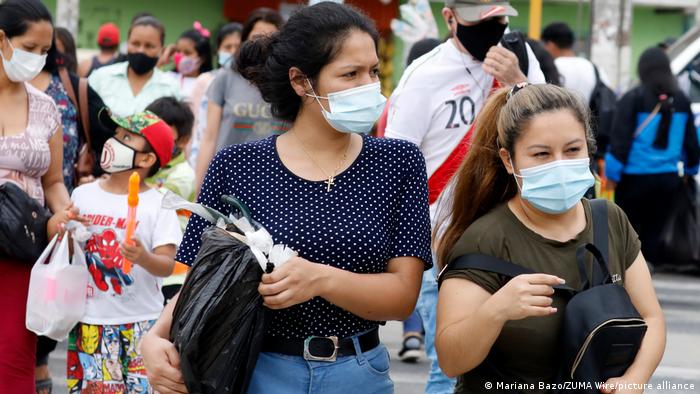 Menschen mit Masken während Coronavirus-Pandemie