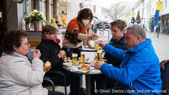 Uma flexibilização das regras para os vacinados também permitiria a reabertura de cafés e restaurantes