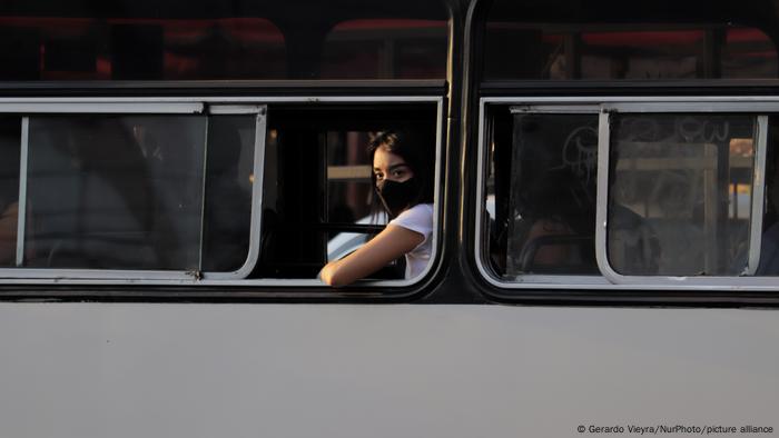 Foto de archivo de una mujer en un bus del transporte público en México.