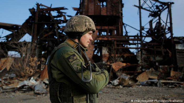 Un soldado ucraniano en la destruida mina de carbón de Butovka, en la ciudad de Avdiivka, región de Donetsk, Ucrania.