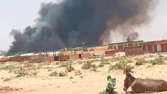 Sudan West Darfur | Rauchwolken im Abu Zar Camp