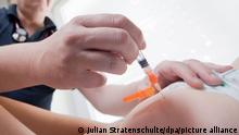 Ein Kinderarzt impft ein einjähriges Kind in den Oberschenkel mit dem Impfstoff Priorix (zu dpa «Thüringen zu möglicher Verschiebung der Masern-Impfpflicht vor Bundesratssitzung am 20.12. mit diesem Thema»). +++ dpa-Bildfunk +++