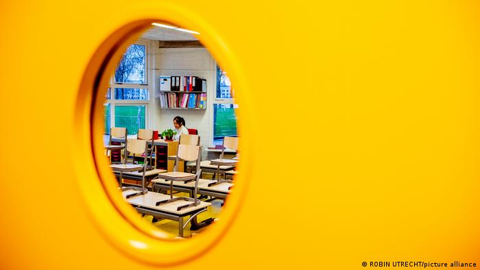 La pandemia ha obligado en muchos países el cierre de escuelas para evitar contacto especialmente en espacios cerrados. En la foto, una maestra da clases virtuales en Róterdam, Países Bajos.