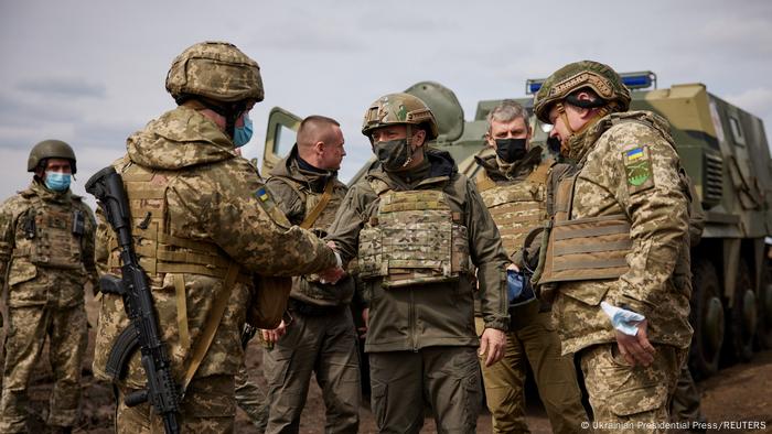 Der ukrainische Präsident Volodymyr Zelenskiy mit den Streitkräften in der Nähe der Front