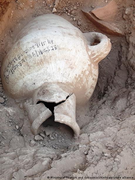 Foto tomada el 8 de abril de 2021 que muestra una vasija de cerámica desenterrada en la Ciudad del Oro Perdido en Luxor, Egipto.