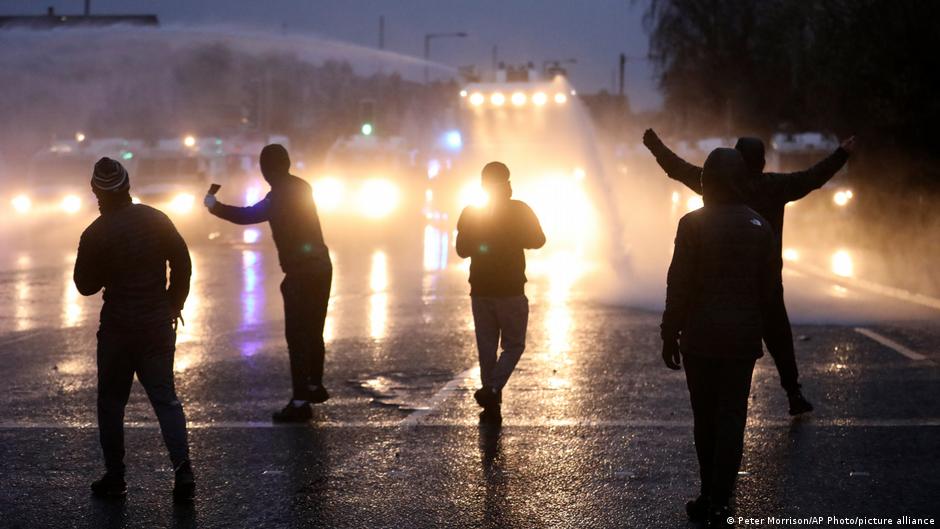 Northern Ireland: Violence continues another night after leaders condemn ′unjustifiable′ unrest | News | DW - Vimarsana News