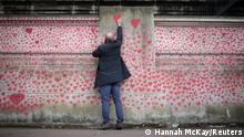 *** Dieses Bild ist fertig zugeschnitten als Social Media Snack (für Facebook, Twitter, Instagram) im Tableau zu finden: Fach „Images“ —> Weltspiegel/Bilder des Tages ***
A man writes on the National Covid Memorial wall beside St Thomas' hospital set as a memorial to all those who have died so far in the UK from the coronavirus disease (COVID-19), amid the coronavirus pandemic in London, Britain April 8, 2021. REUTERS/Hannah McKay TPX IMAGES OF THE DAY