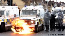 *** Dieses Bild ist fertig zugeschnitten als Social Media Snack (für Facebook, Twitter, Instagram) im Tableau zu finden: Fach „Images“ —> Weltspiegel/Bilder des Tages ***
Flames lick up the front of a police vehicle as police officers are attacked by nationalist youths in the Springfield Road area of Belfast on April 8, 2021 following days of loyalist violence. - Northern Ireland police faced a barrage of petrol bombs and rocks on on April 8, an AFP journalist said, as violence once again flared on the republican side of the divided city Belfast despite pleas for calm. Rioting over the last few days -- the city's worst unrest in recent years -- had mainly stemmed from its unionist community, who are angry over apparent economic dislocation due to Brexit and existing tensions with pro-Irish nationalist communities. (Photo by Paul Faith / AFP)