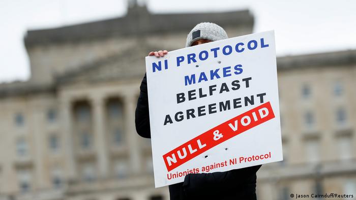 След поредица от закани Лондон изглежда е на път да