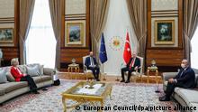 06.04.2021 *** Der türkische Präsident Recep Tayyip Erdogan (2.v.r) und der türkische Außenminister Mevlut Cavusoglu (r) treffen sich mit EU-Kommissionspräsidentin Ursula von der Leyen (l) und Ratspräsident Charles Michel. +++ dpa-Bildfunk +++