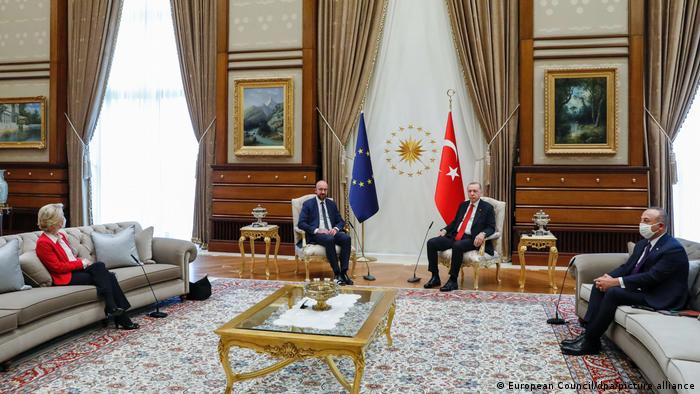Reunión en abril de 2021 entre la presidenta de la Comisión Europea, Ursula von der Leyen, el presidente del Consejo Europeo, Charles Michel, el presidente turco, Recep Tayipp Erdogan, y su ministro de Asuntos Exteriores, Mevlut Cavusoglu.