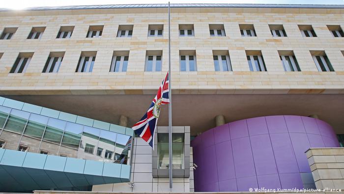 العلم البريطاني أمام مبنى السفارة البريطانية في ألمانيا