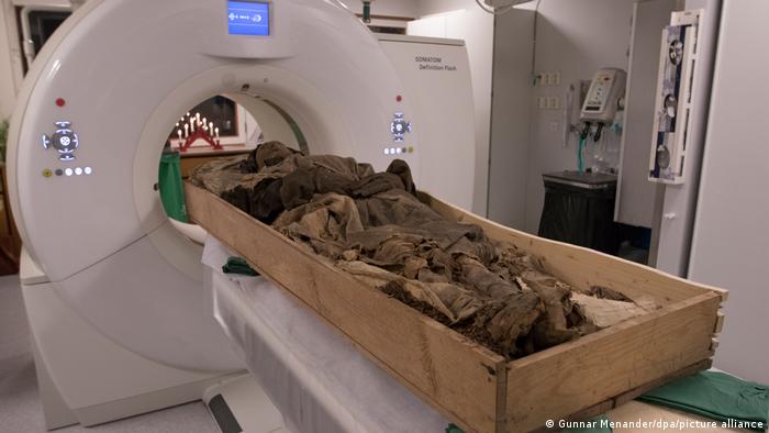 En 2014, la momia del obispo Peder Winstrup se introdujo en un escáner de tomografía computarizada para un examen.