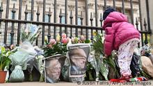09.04.21 *** A youngster lays a floral tribute at the gates of Buckingham Palace in central London on April 9, 2021 after the announcement of the death of Britain's Prince Philip, Duke of Edinburgh. - Queen Elizabeth II's husband Prince Philip, who recently spent more than a month in hospital and underwent a heart procedure, died on April 9, 2021, Buckingham Palace announced. He was 99. (Photo by JUSTIN TALLIS / AFP) (Photo by JUSTIN TALLIS/AFP via Getty Images)