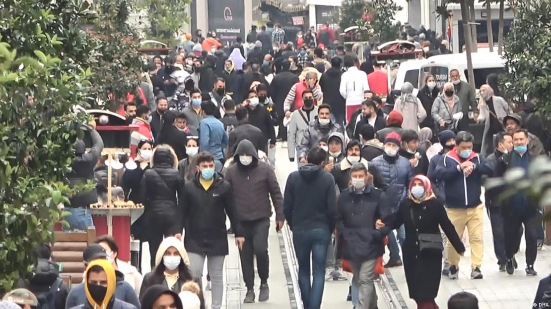 İstanbul'da maske takan kalabalık
