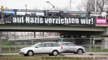Ein Banner mit der Aufschrift „... auf Nazis verzichten wir“ hängt an einer Brücke vor dem Messegelände. In der Messe findet vom 10. bis 11. April 2021 der AfD-Bundesparteitag statt.