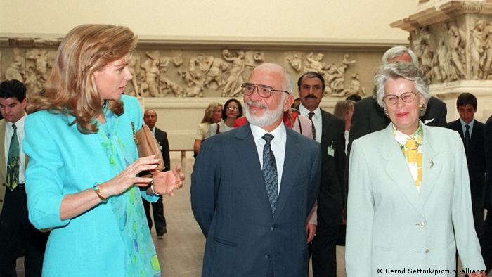 الملك الراحل حسين مع الملكة نور خلال زيارة لهما إلى أحد متاحف العاصمة الألمانية برلين - صورة أرشيفية بتاريخ 29 أغسطس/ آب 1994.