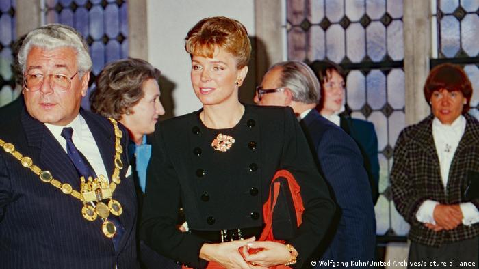الملكة نور مع عمدة مدينة كولونيا الأسبق نوربرت بورغر في زيارة لها إلى ألمانيا عام 1988