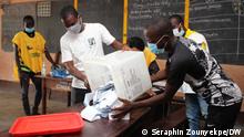 Stimmauszählung im Wahllokal der Schule Charles Guillot de Zongo in Cotonou.
via Dirke Köpp
Foto: Séraphin Zounyekpe/DW