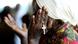 Foto simbólica de una mujer haitiana con un rosario en la mano Foto simbólica de una mujer haitiana con un rosario en la mano