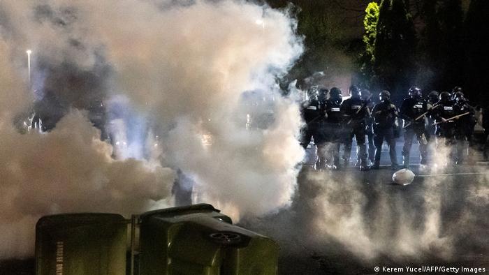 Policiais disparam gás lacrimogênio e balas de borracha contra manifestantes em Brooklyn Center