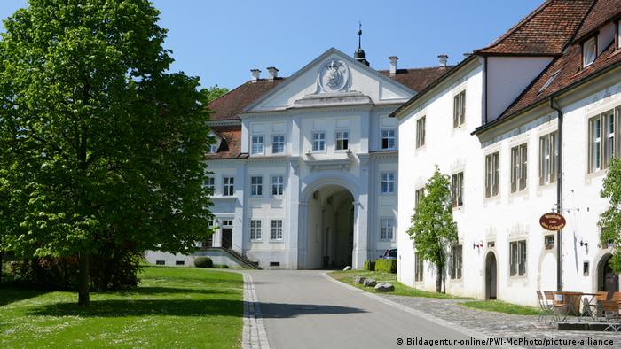 Абатството престава да съществува през 1804-а година в рамките на секуларизацията от наполеоново време. Бившият манастир преминава във владение на баденските маркграфове и започва да се нарича замък Салем. След обявяването на Ваймарската република през 1919-а година в Салем за постоянно се установява бившият райхсканцлер Максимилиан Баденски се установява за постоянно в Салем. 