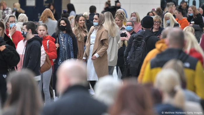 Antrean pengunjung toko Primark Antrean pengunjung toko Primark