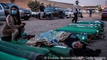*** Dieses Bild ist fertig zugeschnitten als Social Media Snack (für Facebook, Twitter, Instagram) im Tableau zu finden: Fach „Images“ —> Weltspiegel/Bilder des Tages ***
11.04.21 *** TOPSHOT - A person sleeps next to empty oxygen cylinders while waiting to refill it in Villa El Salvador, on the southern outskirts of Lima, on April 11, 2021, amid the COVID-19 coronavirus pandemic. - Relatives of COVID-19 patients are desperate for oxygen to keep their loved ones alive during a fierce second wave of the pandemic in Peru, on the day of the first round of presidential and parliamentary elections. (Photo by ERNESTO BENAVIDES / AFP) (Photo by ERNESTO BENAVIDES/AFP via Getty Images)