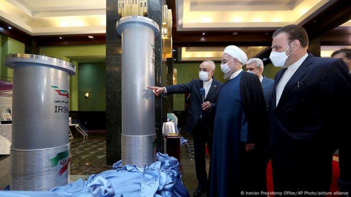 El expresidente iraní, Hassan Rouhani, segundo desde la derecha, habla con el ya entonces director de la Organización de Energía Atómica de Irán, Alí Akbar Salehi, mientras visita una exhibición de los nuevos logros nucleares de Irán en Teherán. (Abril de 2021).