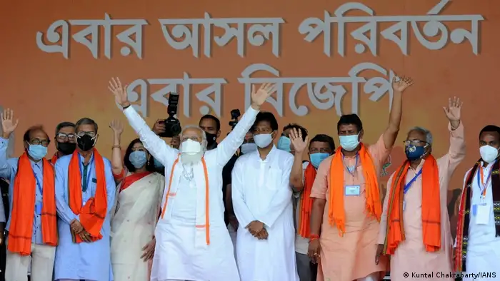 Politics too has set a poor example so far. Regional elections were held in the state of West Bengal at the beginning of the month. There were mass rallies in the megacity of Kolkata during the campaign with leading politicians from the ruling BJP party. Prime Minister Narendra Modi also took part — and were celebrated by thousands of unmasked supporters.