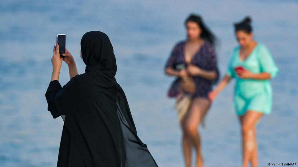 Public Beach Teen Sex - Women's rights in the Gulf: Progress, but still a way to go â€“ DW â€“  12/26/2022