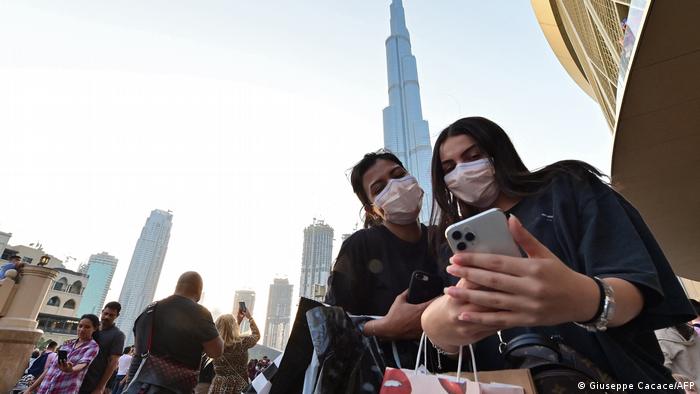 ۷/ ۹۹ درصد از ساکنان امارات متحده عربی ۲ دوز واکسن کرونا را تزریق کرده‌اند و این کشور از لحاظ واکسیناسیون علیه کرونا در رتبه دوم جهان قرار دارد. ۱۰۰ درصد ساکنان امارات متحده عربی دوز اول را تزریق کرده‌اند. 